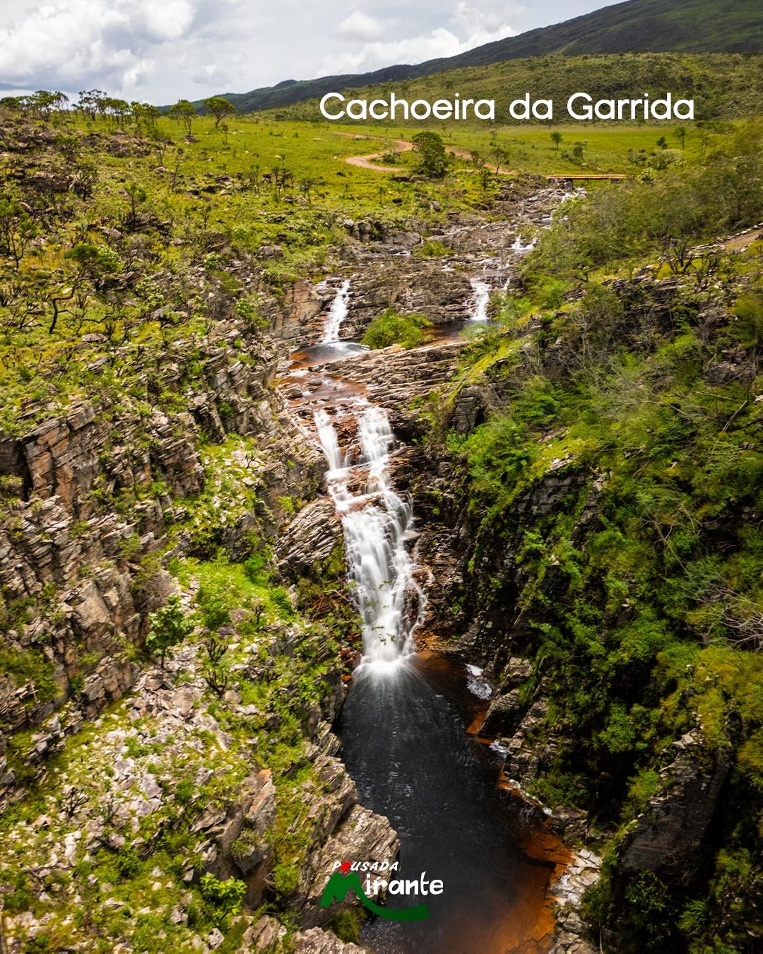 Cachoeira da Garrida descendo entre pedras e vegetação verde